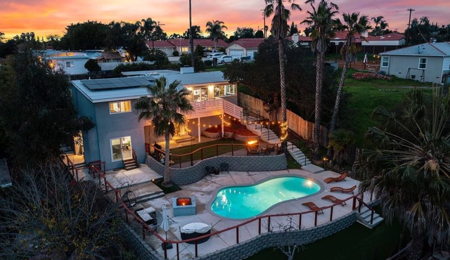 Family Pool Retreat + Gym, Fire Pits, Views (Sleeps 9