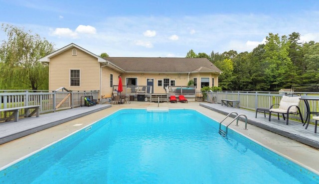 Family Poolside Oasis & Guest Suite 5BR/4BA & YARD