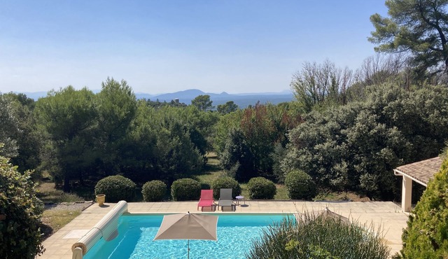 Family property with large swimming pool, park and superb landscape as far as the eye can see