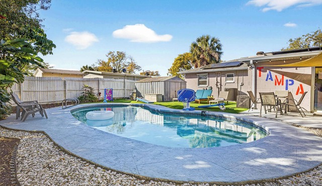 Family Putting Green Oasis BBQ, Cornhole, Heated Pool