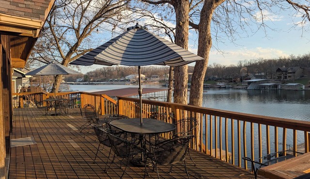Family R&R Lodge in Buck Creek Cove, sleeps 12.