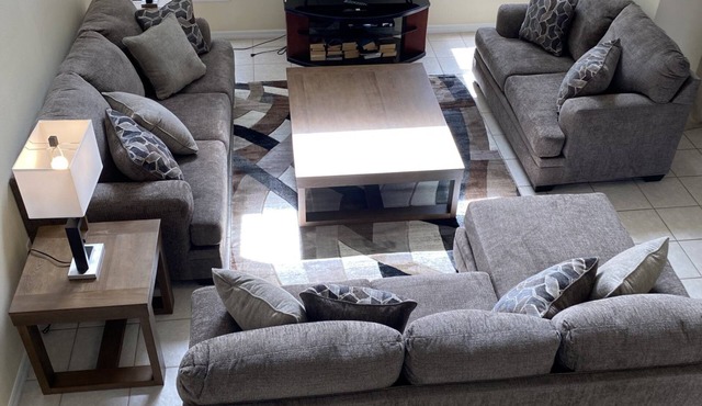Family Ready in Gated Community Near Attractions