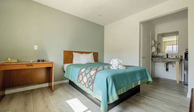 Family-Ready Junior Room with Queen Bed Near Village Café - Affordable