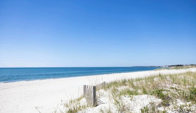Family-Ready Room with Endless Beach and Pool Joy | 2 Relaxing Rooms