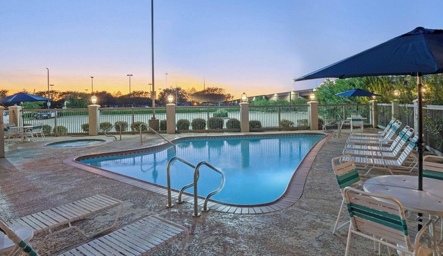 Family Ready Rooms But in a Budget with Pool | Access to Chinatown | 2 Rooms