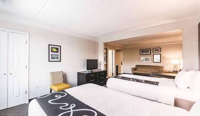 Family Ready Studio Suite | Free Parking & Complimentary Breakfast