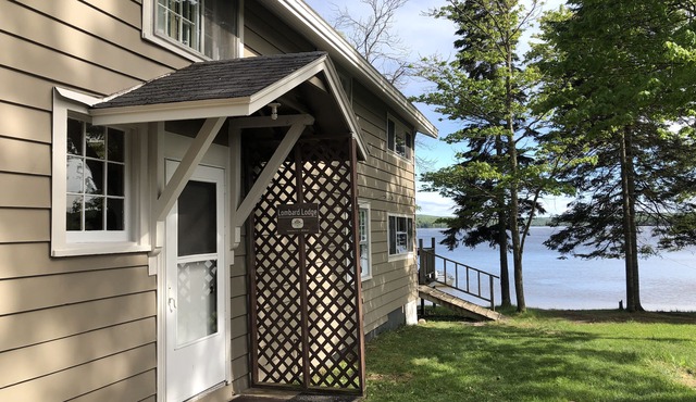Family Relaxation exists here! On the beach, dock, swim, bonfires, gas fireplace