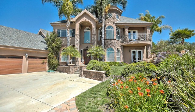 Family Resort at Home. Amazing Pool, Slide, Spa, BBQ, Fire Pit and Sports Court