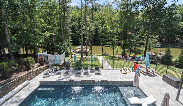 Family Resort! MINI GOLF, heated pool, lakefront, hot tub, game & theater room!