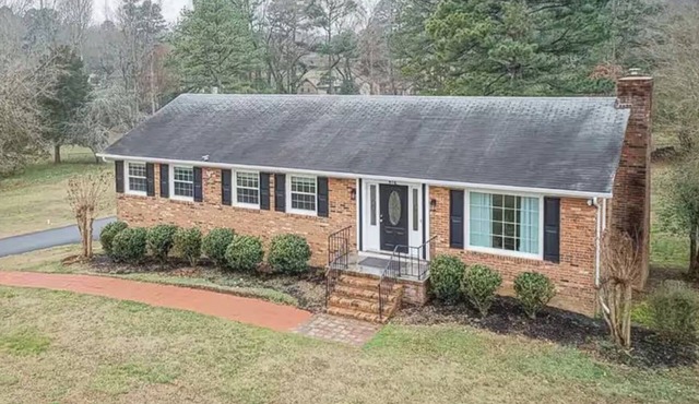 Family Retreat - 3-bedroom unit with NEW Pool, WiFi and AC in North Durham