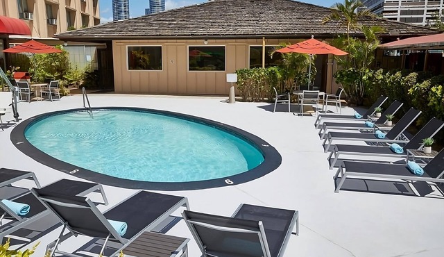 Family Retreat! 3 Great Units with Onsite Pool, Near Great Lawn