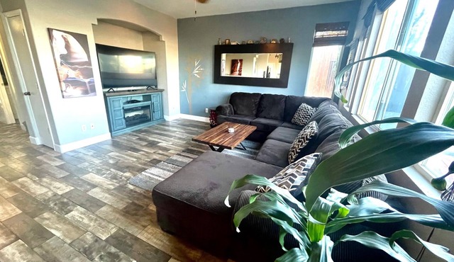 Family Retreat: 3 Kings, Hot Tub, Pets Welcome!