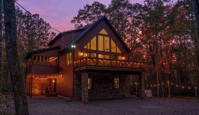 Family retreat: 5 bedroom modern chalet with Hot Tub, Bonfire, Mini Golf & More!