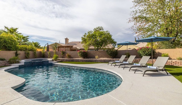 Family Retreat: 5BR, Heated Pool, Games & Hot Tub