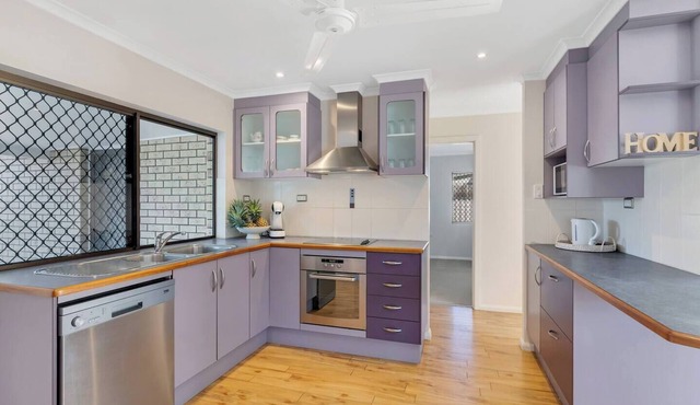 Family Retreat A Spacious Poolside Stay