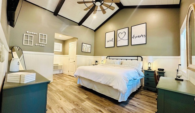 Family Retreat at Kentucky Lake Float On Inn Pets Welcome