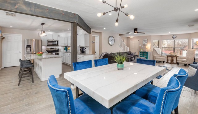 Family Retreat Centrally located w/ Luxury Beds! Right in heart of NORTH SA!