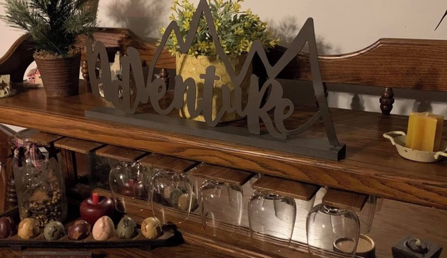 Family retreat! Comfortable Country Farmhouse 5 minutes south of Sparta.