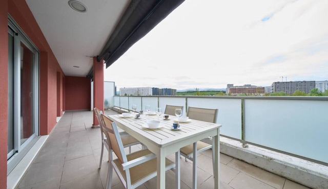 Family Retreat with Views, Terrace & Parking