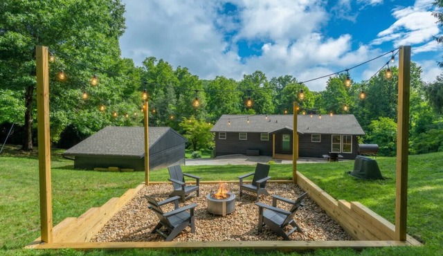 Family Retreat, Fire Pit, Grill, and 4.5 Acres!