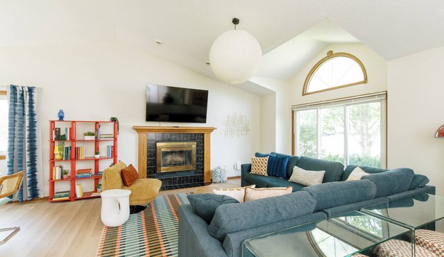 Family Retreat for 14 - Hot tub, Sauna, Golf Simulator, Arcade