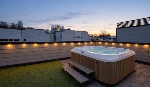 Family Retreat: Hot Tub, Free Parking & View