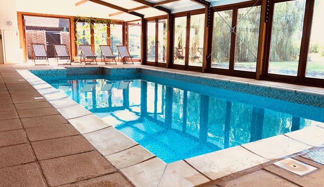 Family Retreat in Kent. All-year pool. Sleeps 12 + 2. 6 bedrooms, 4 bathrooms.