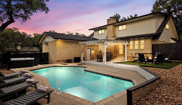 Family Retreat in the Heart of San Antonio! Heated Pool - Hot Tub - Game Room
