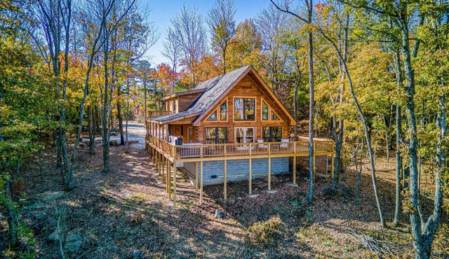 Family Retreat in this Gorgeous Log Cabin overlooking the Arkansas Grand Canyon!
