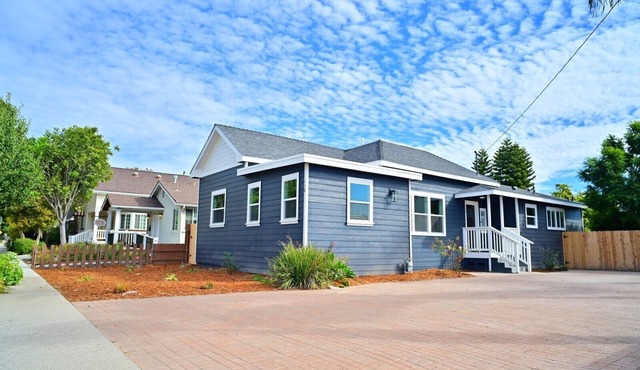Family Retreat in The Village - Yard & Patio