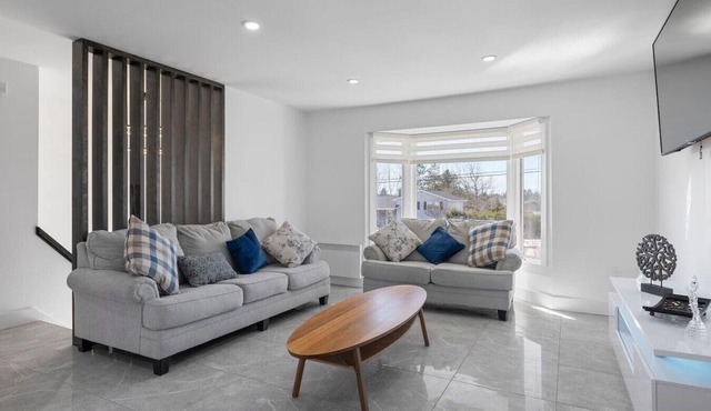 Family Retreat – King Bed, Jacuzzi & Big Backyard