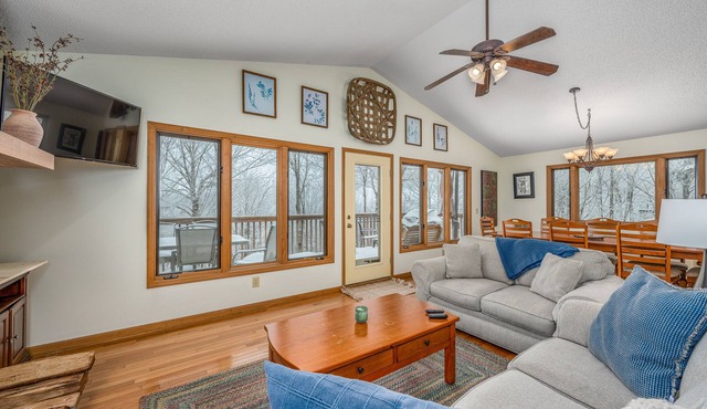 Family Retreat: Level Entry, Cozy Deck, Fireplace, Trail Access~2mi to Resort