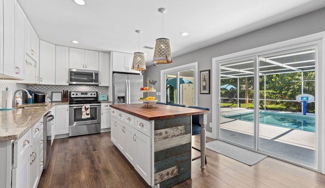 Family Retreat/Large Saltwater Pool/Firepit!