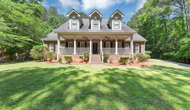 Family Retreat let this serene cul-de-sac jewel rejuvenate your mind and spirit.