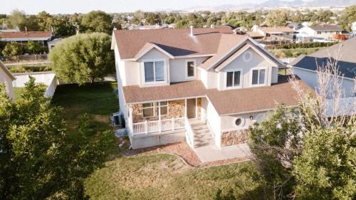 Family Retreat Near SLC Airport 6 BR 3 Bath