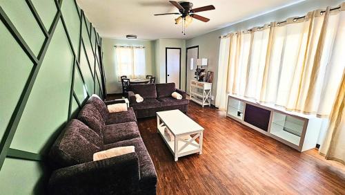 Family Retreat Near MSP & MOA - Yard, Game Room