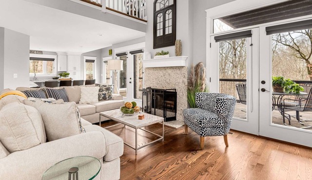 Family Retreat ~ Near Nashville w/ Fire Pit, Pool Table, Poker Table, Soaking Tub, & Daybed Swing