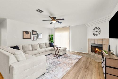 Family Retreat Near SeaWorld and Lackland with Game Room and Patio