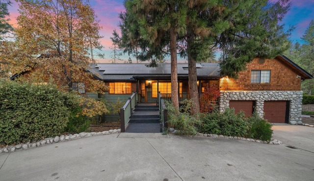 Family Retreat: Near Town, Hot Tub, AC,