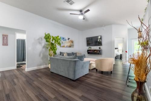 Family Retreat Near NAS JAX and Orang Park Mall with Gameroom