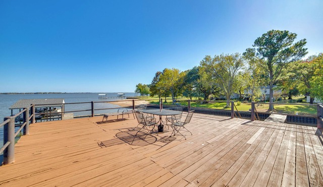 Family Retreat on Cedar Creek Lake! Dock & Views