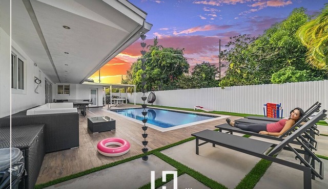 Family Retreat: Pool, Games & Private Apartment