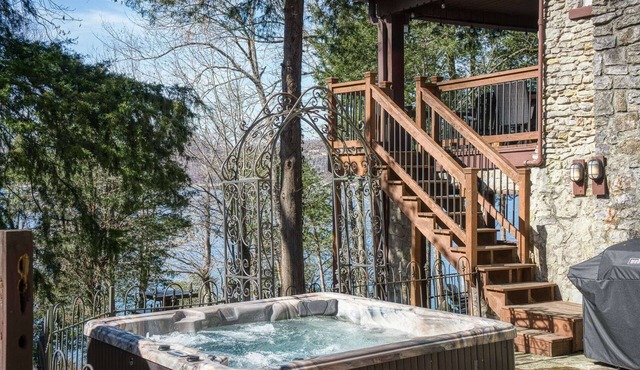 Family Retreat, Private Lake Access w/Trail, Stunning Views, Kids Play Area, Hot Tub, WiFi & Games