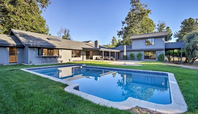 Family Retreat - Private Tennis Court and Game Room