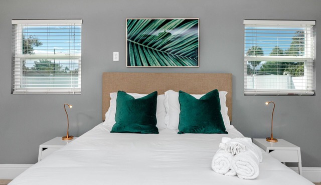 Family Retreat | Queen Beds | Parking | Sleeps 6