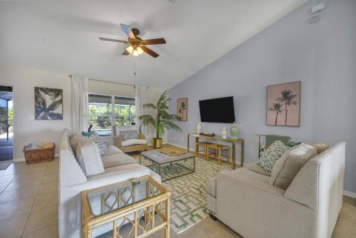 Family Retreat - Sleeps 10 - Pool - Near Beach