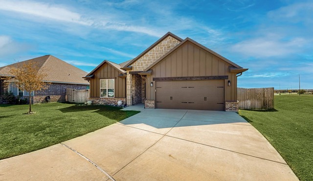 Family Retreat! South College Station Home w/Yard