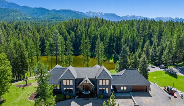Family Retreat w/Fun Games and Mountain Views