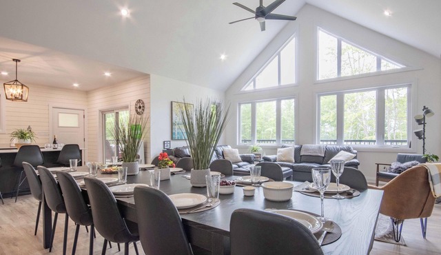 Family Retreat w/hot tub, game room + Winter fun
