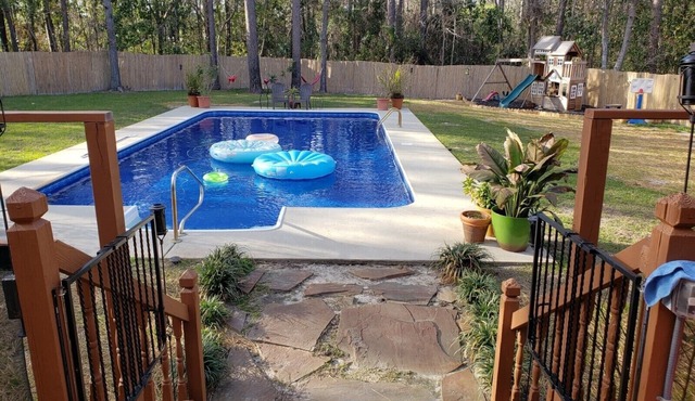 Family Retreat w/Heated Pool, Hot Tub & RV Hookup -15min to Wrightsville Beach!